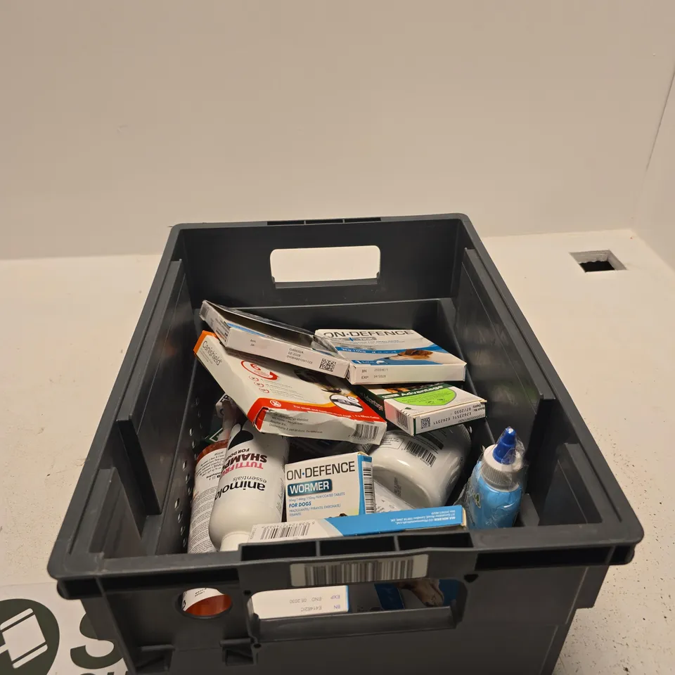 TOTE OF APPROXIMATELY 12 ASSORTED DOG RELATED ITEMS TO INCLUDE ON DEFENCE, FRONTLINE, CANISHIELD ETC