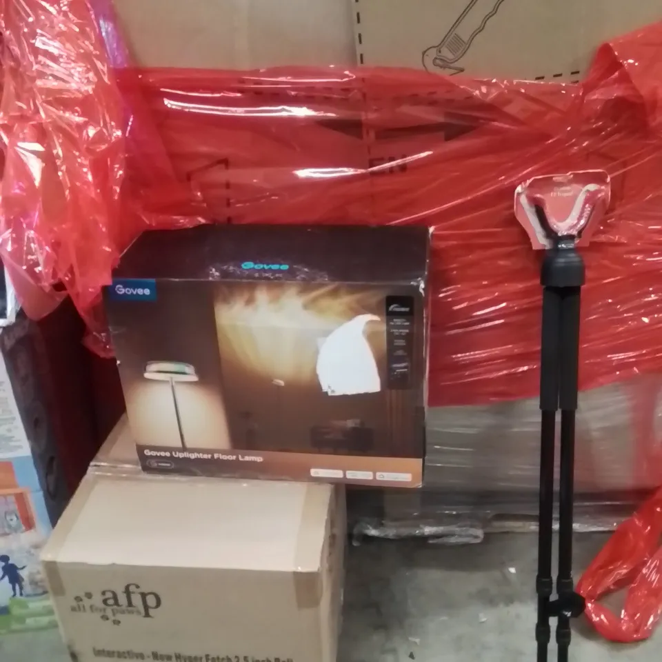 PALLET OF ASSORTED HOUSEHOLD GOODS AND PRODUCTS TO INCLUDE;TRIPOD,HYPER FETCH DOG TOY,GOVEE FLOOR LAMP