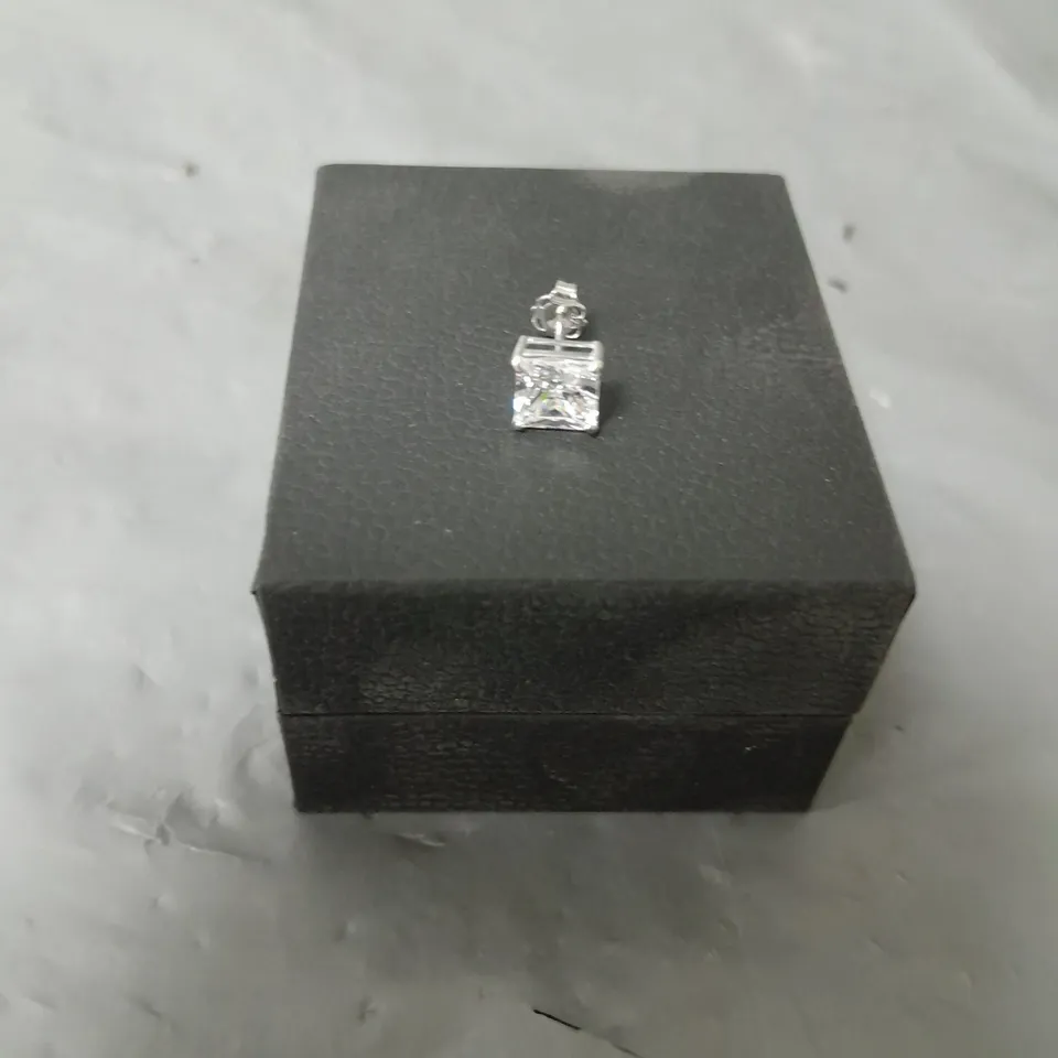 9CT WHITE GOLD CUBIC ZIRCONIA STUD 6MM