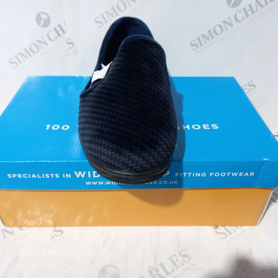 BOXED PAIR OF DB SLIPPERS IN NAVY UK SIZE 8