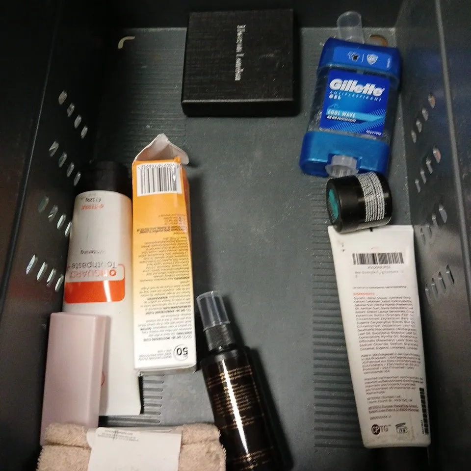 APPROXIMATELY 20 ASSORTED HEALTH & BEAUTY PRODUCTS TO INCLUDE DOVE BODY WASH, THE ORDINARY THE RESURFACE & HYDRATE SET, AVEENO SKIN RELEIF BODY OIL SPRAY, ETC