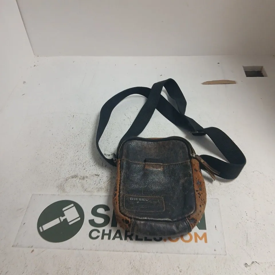 BOX OF APPROXIMATELY 15 ASSORTED ITEMS TO INCLUDE: LEATHER MANBAG 