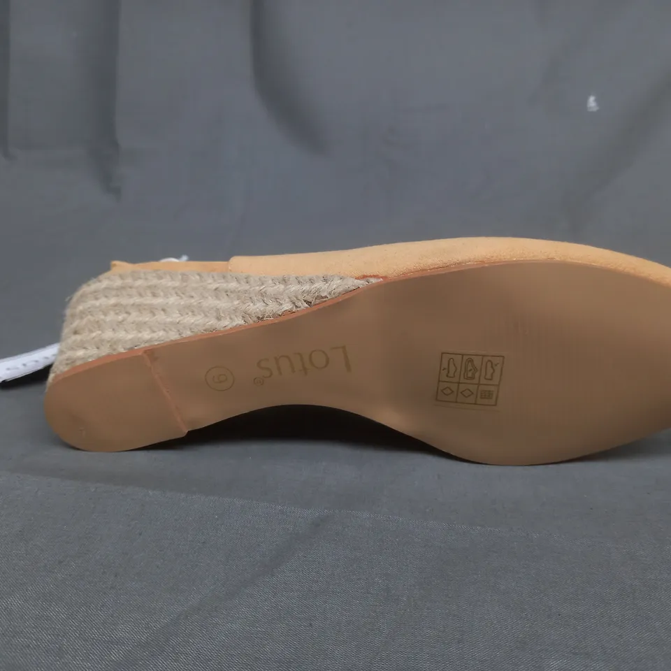 BOXED PAIR OF JACOBSON LOTUS PEEP TOE WEDGES IN YELLOW SIZE 9