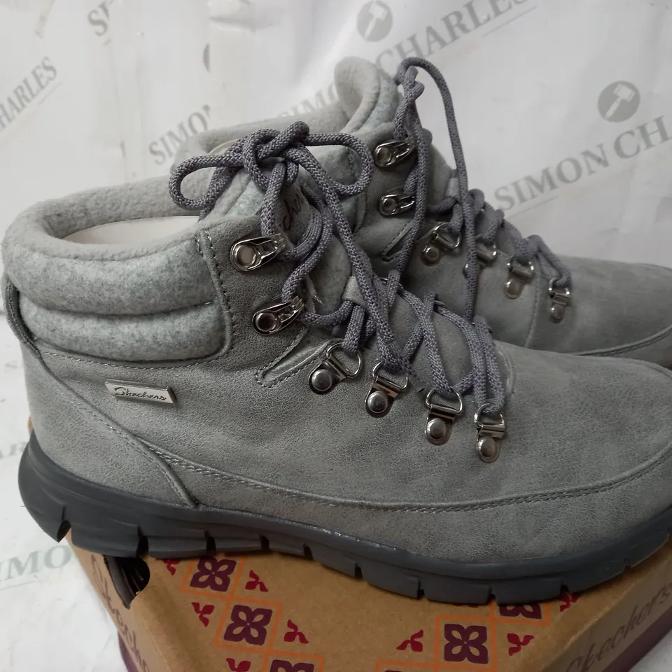 BOXED SKECHERS SYNERGY WARM TECH BOOTS, GREY - SIZE 6