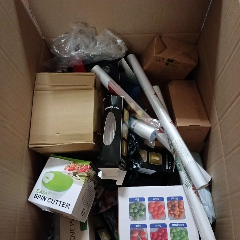 BOX OF APPROXIMATELY 20 ASSORTED HOUSEHOLD ITEMS TO INCLUDE FRUIT AND VEGETABLE PEELER, EASY SPIN CUTTER, CANDLE LAMP, WRAPPING PAPER ETC