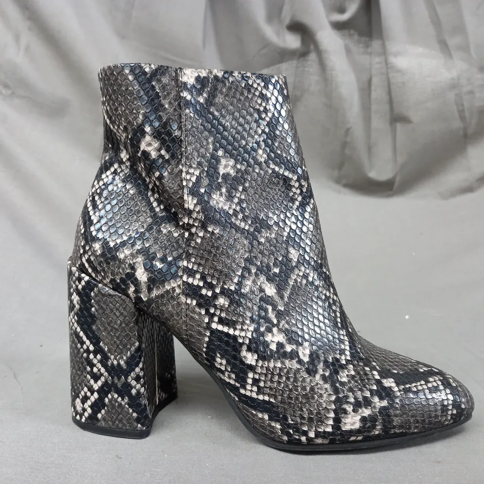 BOXED PAIR OF STEVE MADDEN ANKLE BOOTS IN GREY/OTHER SNAKE EU SIZE 38