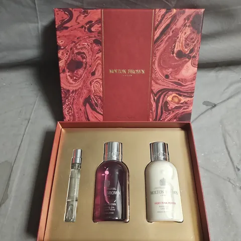 MOLTON BROWN FIERY PINK PEPPER TRAVEL COLLECTION – EAU DE TOILETTE 7.5ML + BATH & SHOWER GEL 100ML + BODY LOTION 100ML – BOXED SET