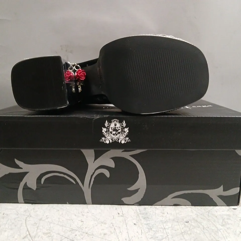 BOXED PAIR OF KOI TWILIGHT SAGA THE COLD ONES MIDNIGHT VELVET ORNATE HEELS IN BLACK SIZE UK 4