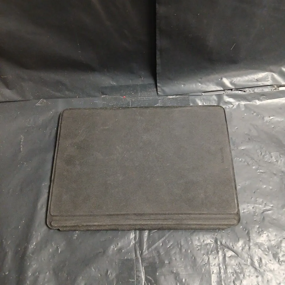 MICROSOFT TABLET IN SILVER WITH KEYBOARD COVER