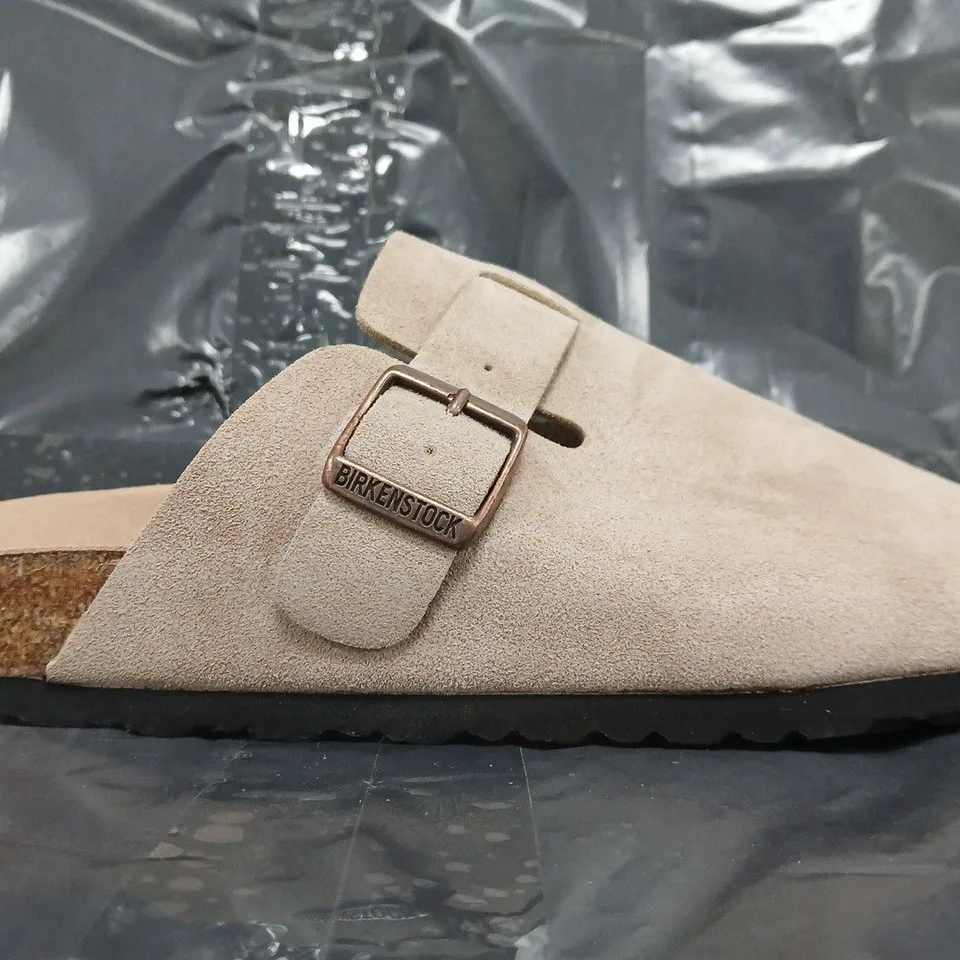 PAIR OF BIRKENSTOCK SHOES IN BEIGE SIZE EU 41