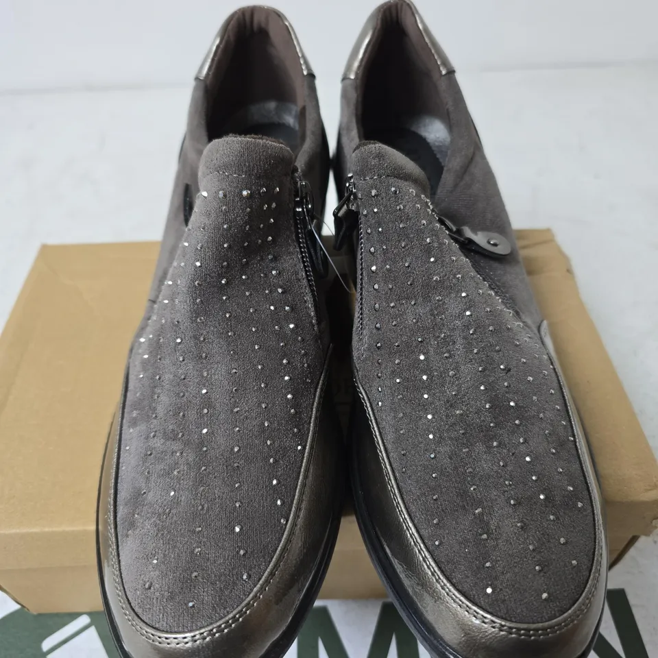 BOXED JO & JOE JESSICA SHOES, PEWTER - SIZE 8 