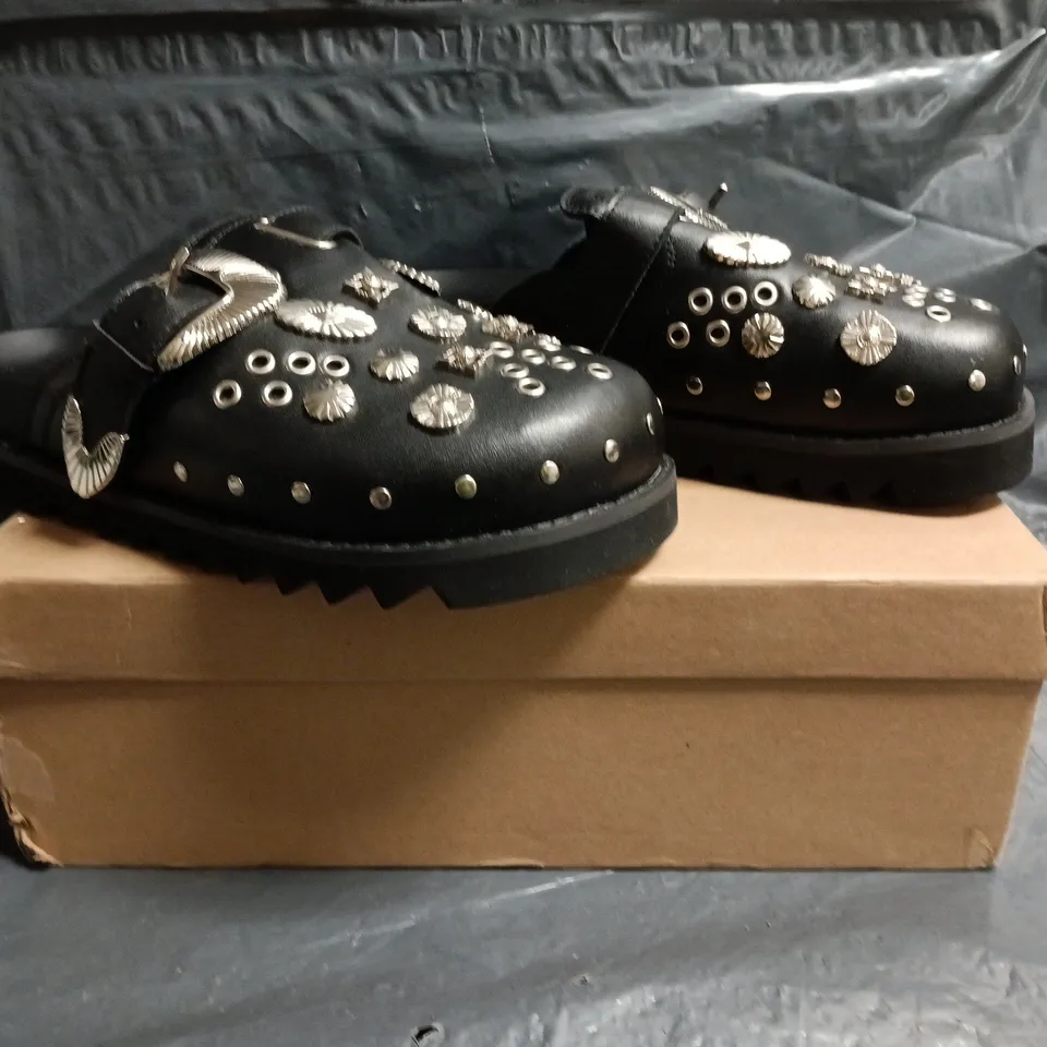 BOXED PAIR OF UNBRANDED BUCKLE SHOES IN BLACK W. ASSORTED STUD DETAIL SIZE EU 42