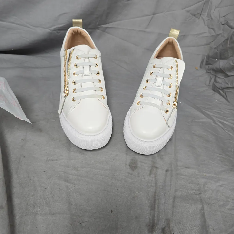 WHITE LOW-TOP SNEAKERS WITH GOLD-TONE ZIPPERS – SIZE 6.5