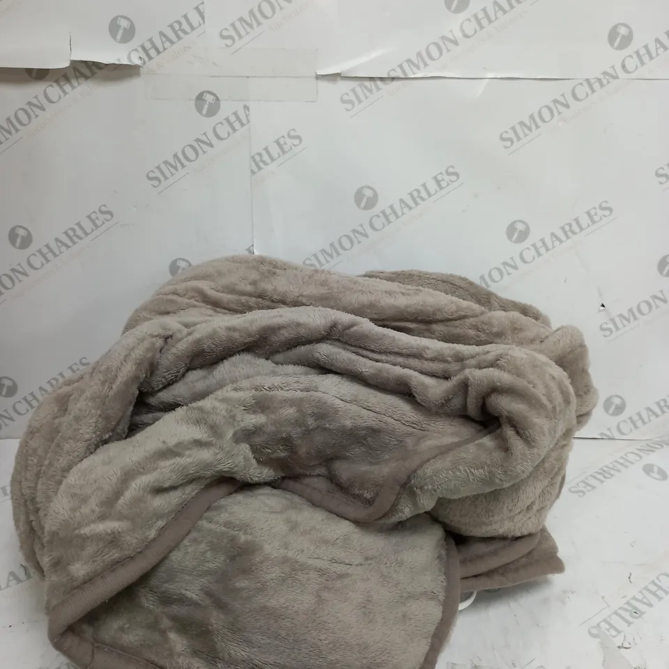 COZEEHOME TAN HEATED THROW