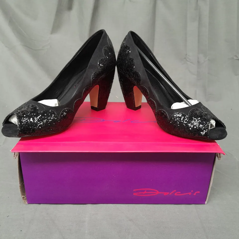 BOXED PAIR OF DOLCIS OPEN TOE HEELED SHOES IN BLACK W. GLITTER EFFECT SIZE 5