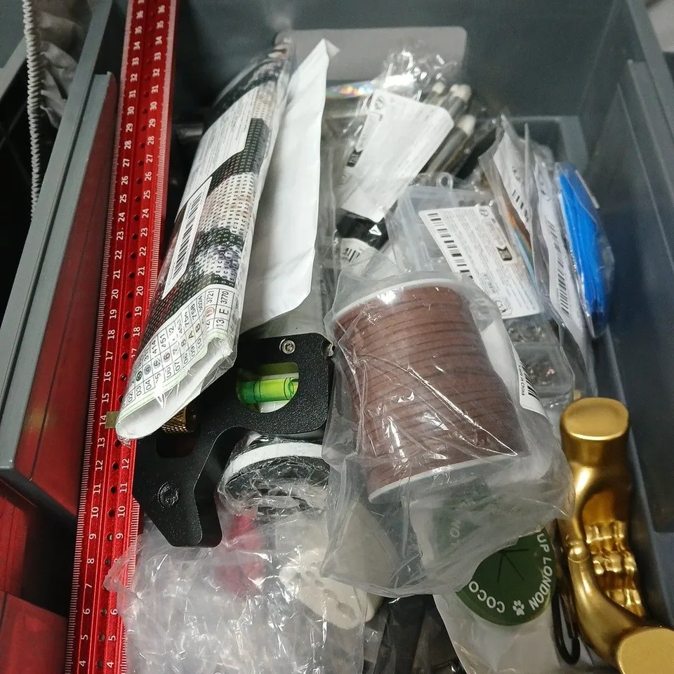 APPROXIMATELY 15 ASSORTED HOUSEHOLD ITEMS INCLUDING HAND WARMERS , COASTERS AND PORTABLE SEALING MACHINE 