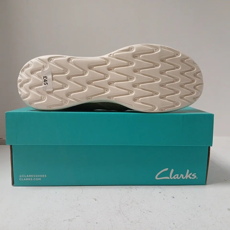 BOXED PAIR OF CLARKS HOLOCOMBE EASY SHOES IN STONE SIZE UK 9