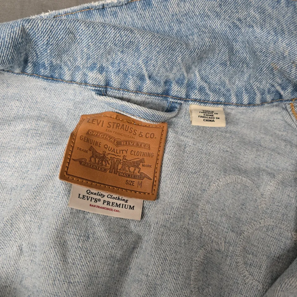 LEVIS FLORAL PATCH DENIM JACKET IN LIGHT BLUE - MEDIUM