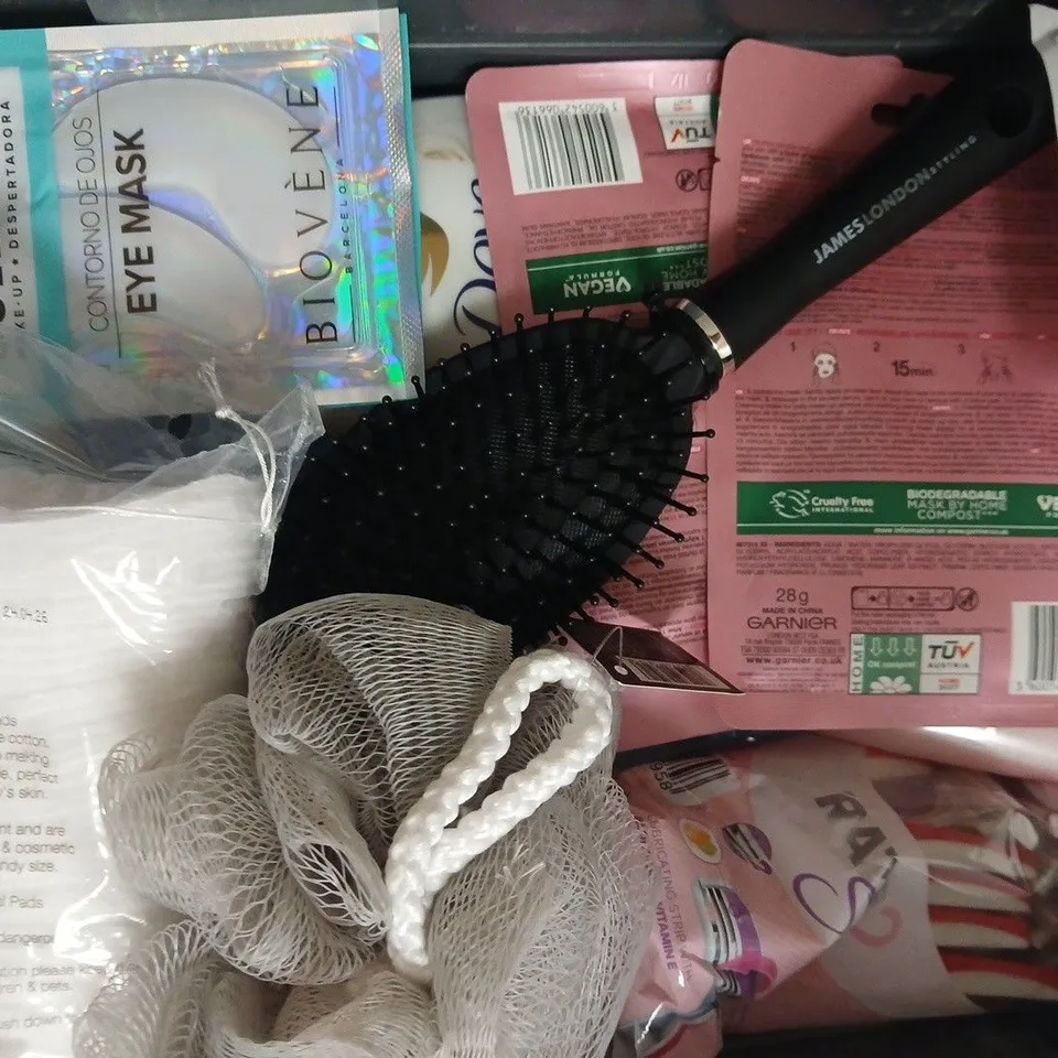 APPROXIMATELY 12 ASSORTED COSMETIC ITEMS INCLUDING VARIOUS MAKES AND BRANDS - COLLECTION ONLY
