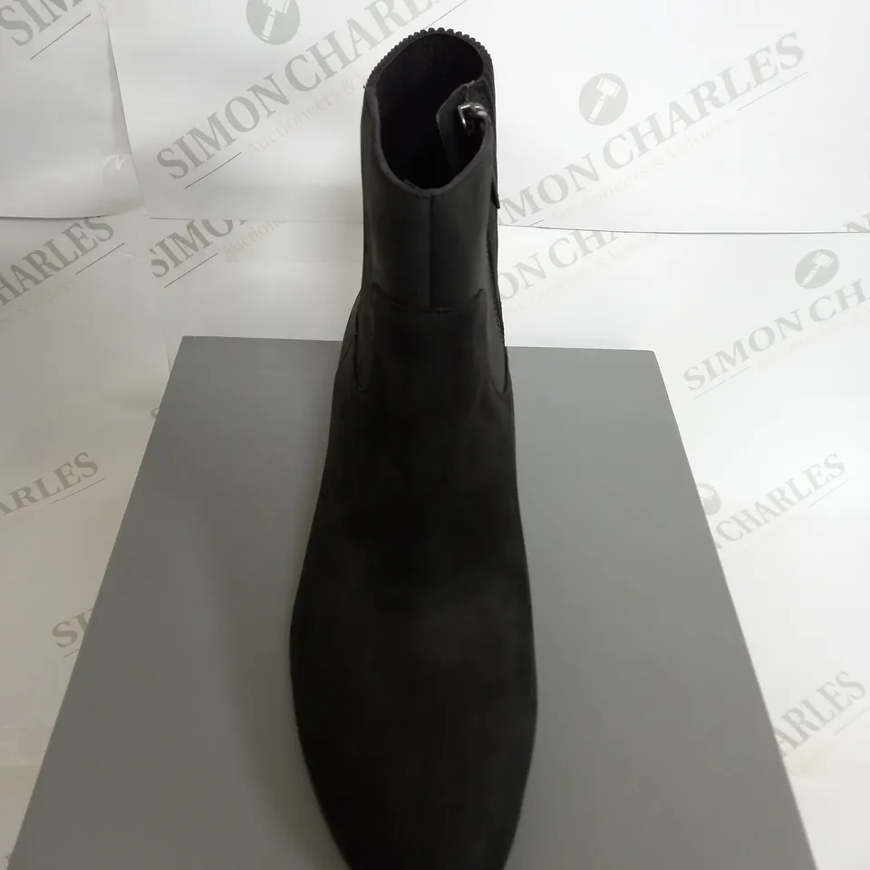 BOXED PAIR OF VIONIC LOW HEEL ANKLE BOOTS IN BLACK SIZE 6.5