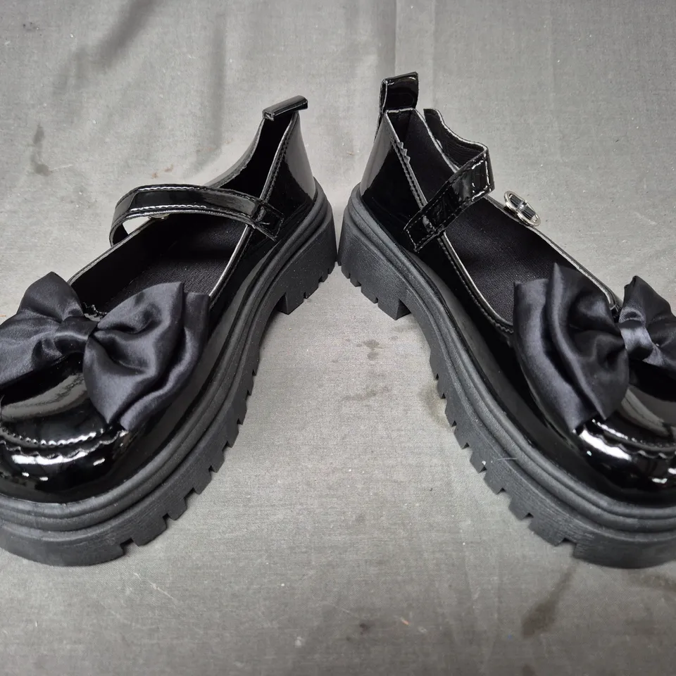 BOXED PAIR OF UNBRANDED SHOES IN GLOSSY BLACK W. BOW DETAIL EU SIZE 39