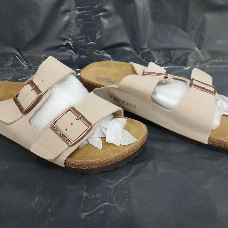PAIR OF BIRKENSTOCK SANDALS IN BEIGE SIZE EU 39