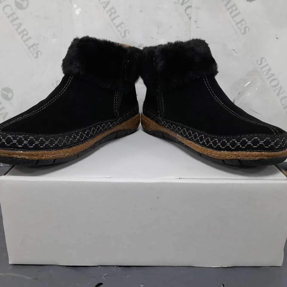 BOXED PAIR OF EARTH ORIGINALS EMMALYN BOOTIES IN BLACK SIZE 5