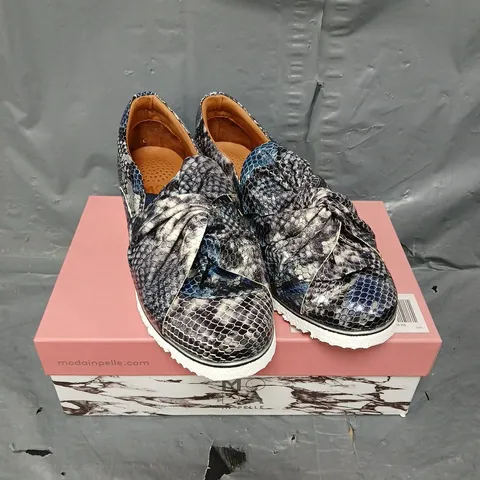 BOXED PAIR OF MODA IN PELLE ANETTE BOW TWIST UPPER FLEX SOLE SHOES IN NAVY SNAKE PRINT SIZE 8