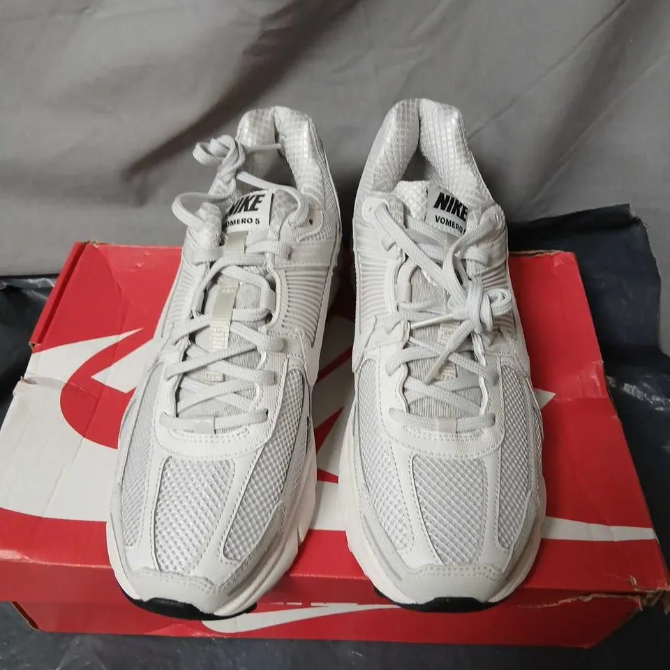 NIKE ZOOM VOMERO 5 UNISEX TRAINERS – GREY/WHITE UK 8 