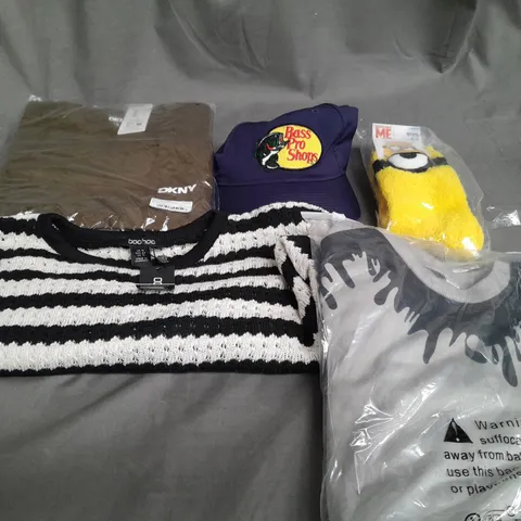 BOX OF APPROXIMATELY 20 ASSORTED CLOTHING ITEMS TO INCLUDE - HAT , SOCK , T-SHIRT ETC