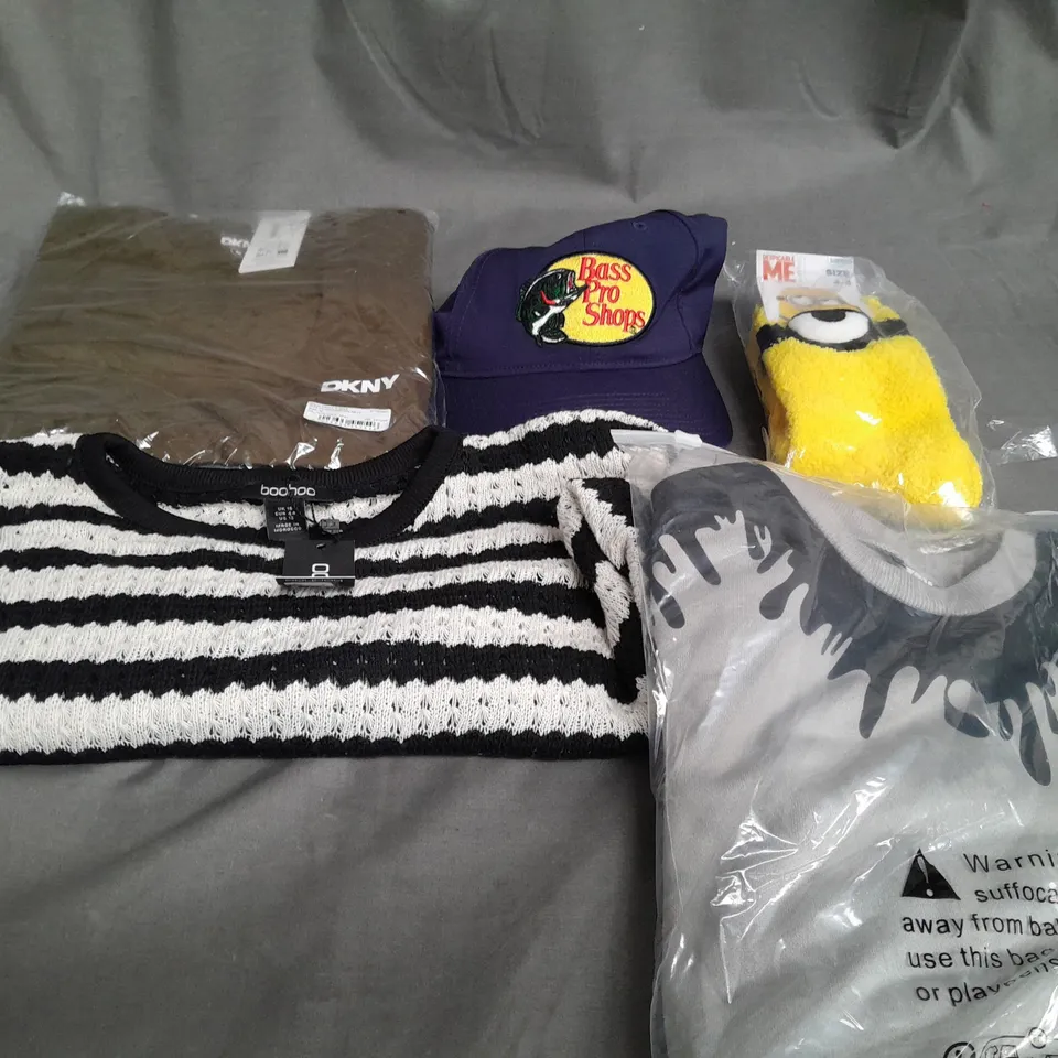 BOX OF APPROXIMATELY 20 ASSORTED CLOTHING ITEMS TO INCLUDE - HAT , SOCK , T-SHIRT ETC