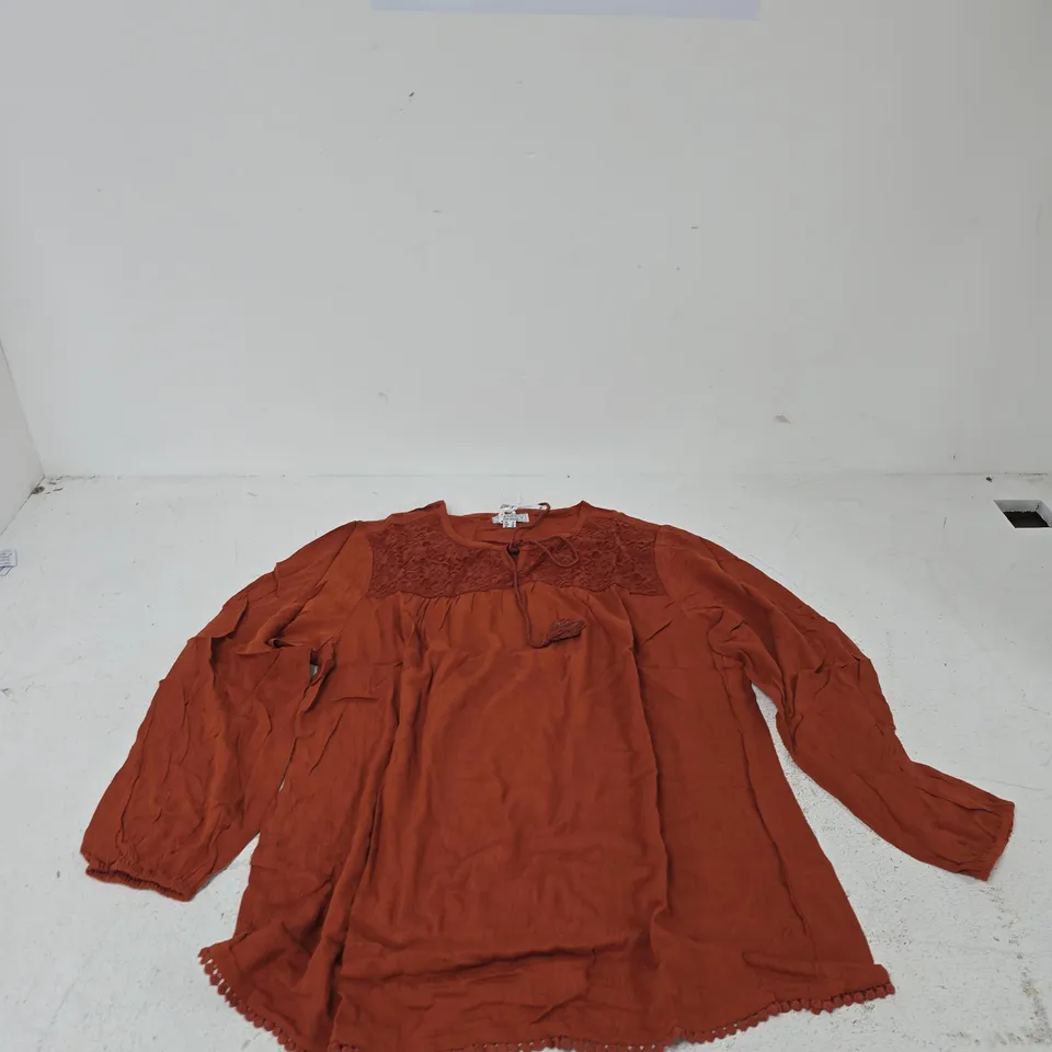 BOX OF APPROXIMATELY 40 ASSORTED CLOTHING ITEMS TO INCLUDE: TAMSY BLOUSE