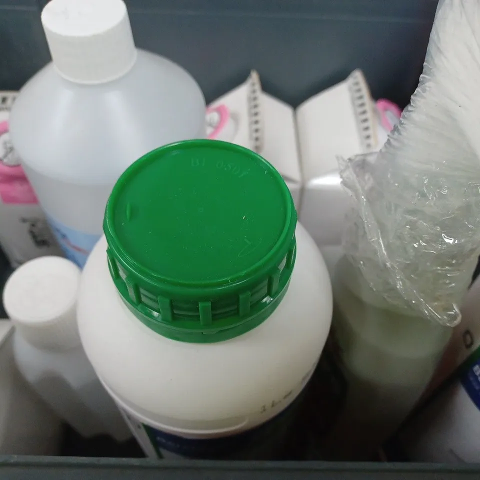 APPROXIMATELY 10 ASSORTED HOUSEHOLD ITEMS TO INCLUDE WASHING UP LIQUID, BATHROOM CLEANER, ETC - COLLECTION ONLY