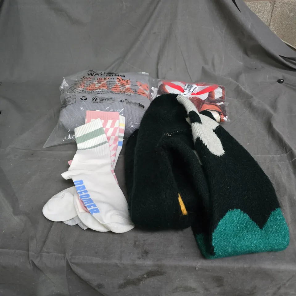 BOX OF APPROIXMATELY 15 ASSORTED CLOTHING ITEMS TO INCLUDE SOCKS, FOX JUMPER, XMAS TOP, KNITTED JUMPER ETC