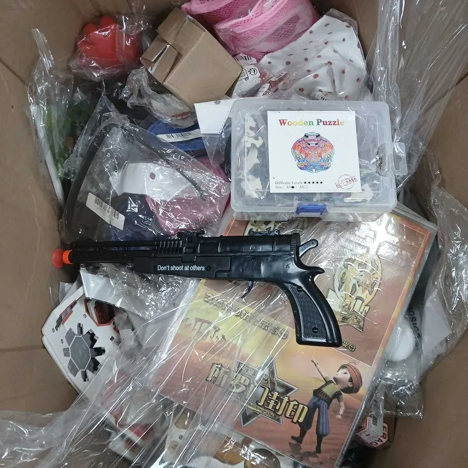 PALLET OF LARGE QUANTITY OF ASSORTED ITEMS TO INCLUDE TOYS, CLOTHING ITEMS, WATER BOTTLES, ETC - COLLECTION ONLY