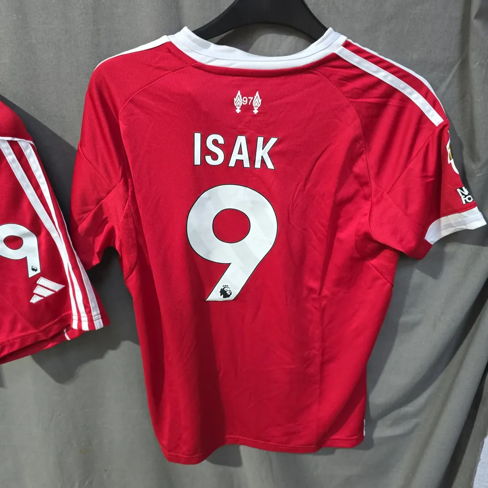 LIVERPOOL FC ADIDAS FOOTBALL SHIRT+SHORTS – ISAK 9, RED, YOUTH SIZE 28 (UK)