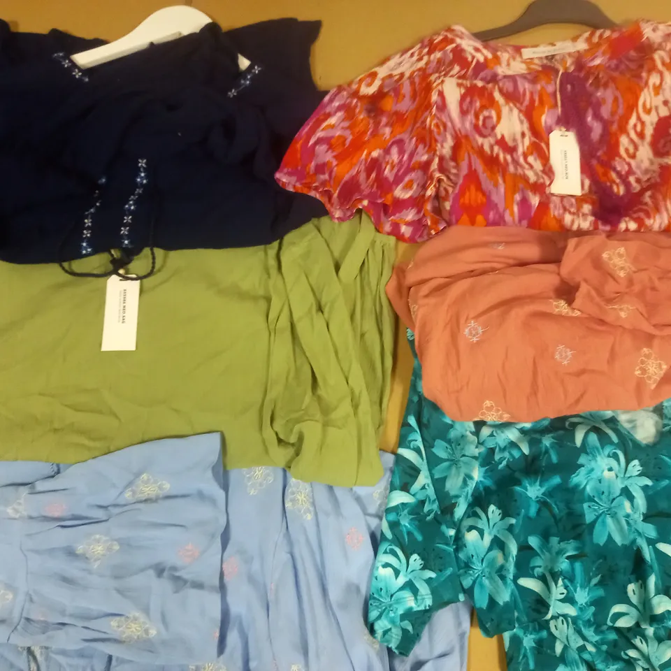 BOX OF APPROX 6 ASSORTED ITEMS OF MAISON DE NIMES CLOTHING IN VARIOUS SIZES AND STYLES