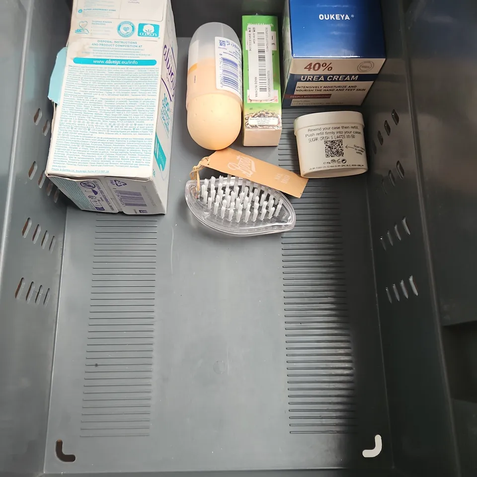 APPROXIMATELY 20 ASSORTED HEALTH & BEAUTY PRODUCTS TO INCLUDE - ELF SATIN FOUNDATION IN 10 FAIR COOL - ONLY CURLS ENHACING GEL - URBAN DECAY ALL NIGHTER SETTING SPRAY - ETC