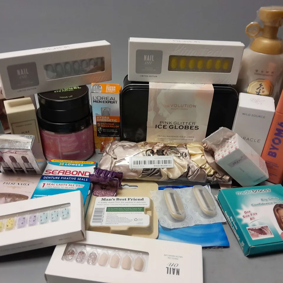 APPROXIMATELY 20 ASSORTED HEALTH & BEAUTY ITEMS TO INCLUDE BYOMA HYDRATING MILKY TONER (150ml), FEDERICO MAHORA PURE PARFUM FEMME (50ml), NAIL ON FAKE NAILS, ETC