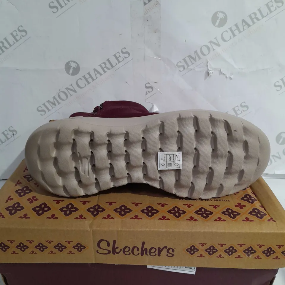 BOXED PAIR OF SKECHERS ZIP ANKLE BOOTS BURGUNDY - SIZE 4.5