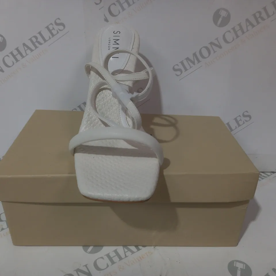 BOXED PAIR OF SIMMI LONDON INARA OPEN TOE SCULTURAL HEELED SANDALS IN WHITE UK SIZE 6