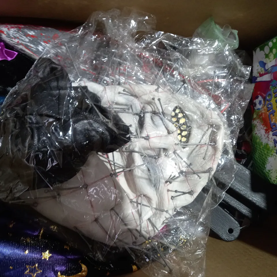 LOT OF APPROXIMATELY 10 ASSORTED TOYS AND GAMES TO INCLUDE MUSIC VARIETY RUBIK'S CUBE, MELISSA & DOUG LACING BEADS, PIN HEAD HALLOWEEN MASK, ETC