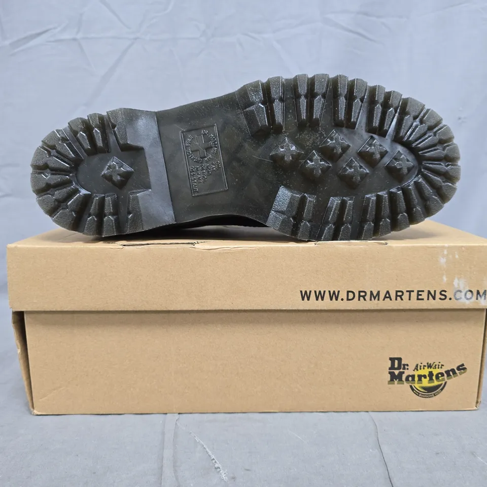 BOXED PAIR OF DR MARTENS 8053 QUAD SHOES IN BLACK SIZE UK 8