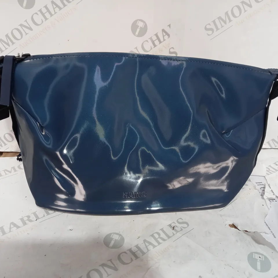 RAINS HILO BLUE WASH BAG