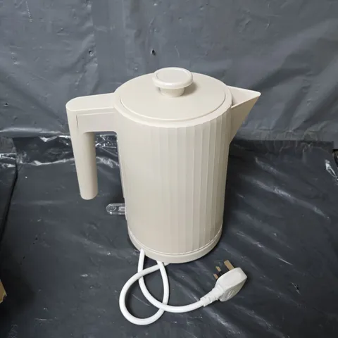 BOXED RIBBED KETTLE IN CREAM