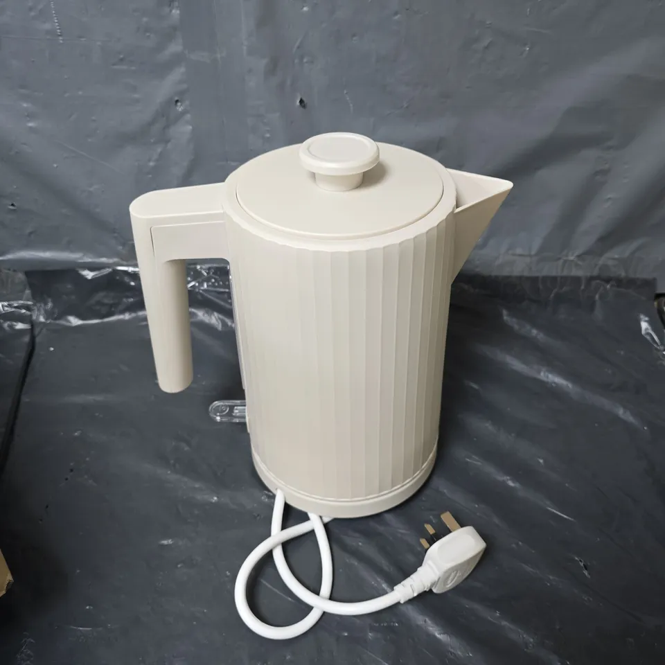 BOXED RIBBED KETTLE IN CREAM