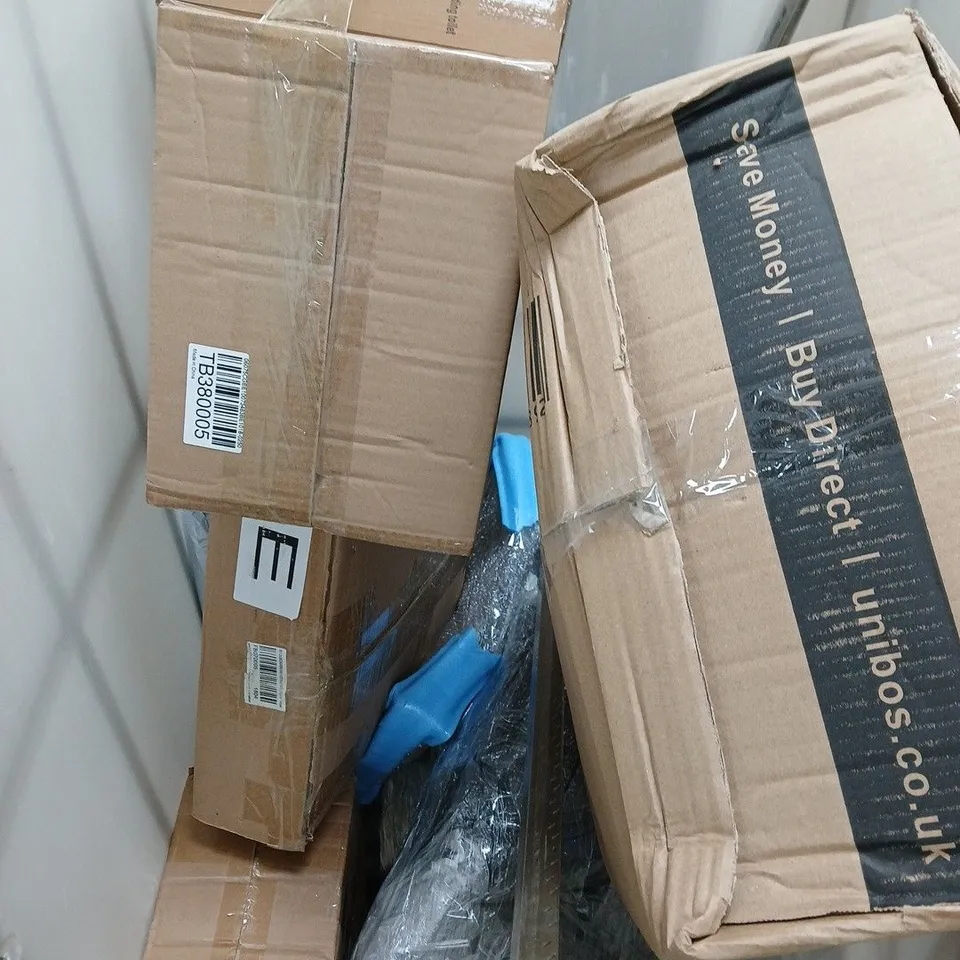 APPROXIMATELY 10 ASSORTED HOUSEHOLD PRODUCTS TO INCLUDE RUGS, LIGHT SHADE, HOME DECOR ETC 