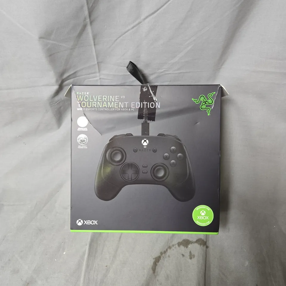 Xbox Wireless Controller + Razer Wolverine V3 Tournament Edition Controller