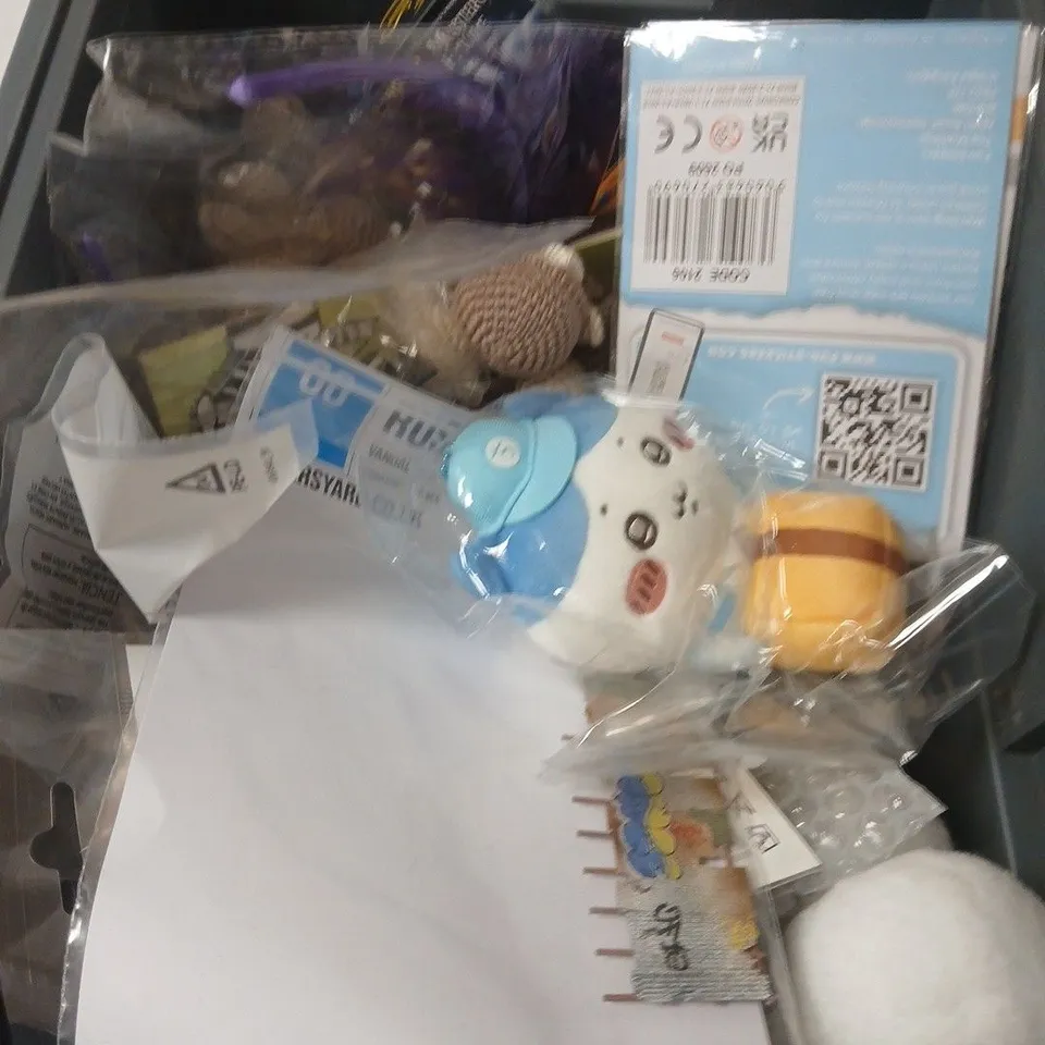 APPROXIMATELY 10 ASSORTED TOYS AND GAMES TO INCLUDE SQUEEZE TOY, WARRIOR CATS, QUARAN CUBE ETC