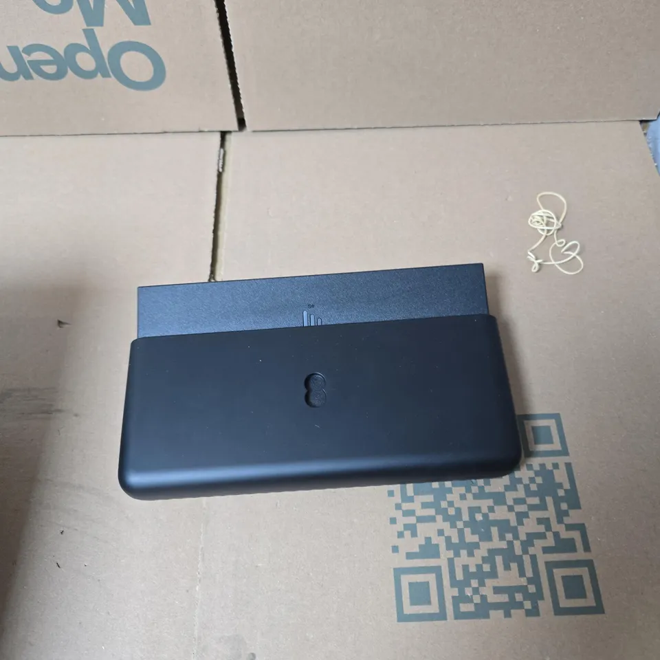 TOTE OF APPROXIMATELY 15 ASSORTED ITEMS TO INCLUDE: EE BROADBAND ROUTER